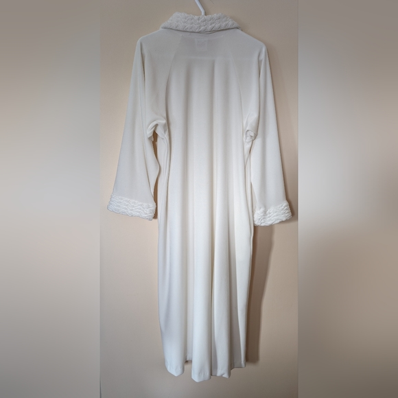 Kelly, Vintage, House white velvet coat, textured cuffs and collar, size Large. - Picture 14 of 16